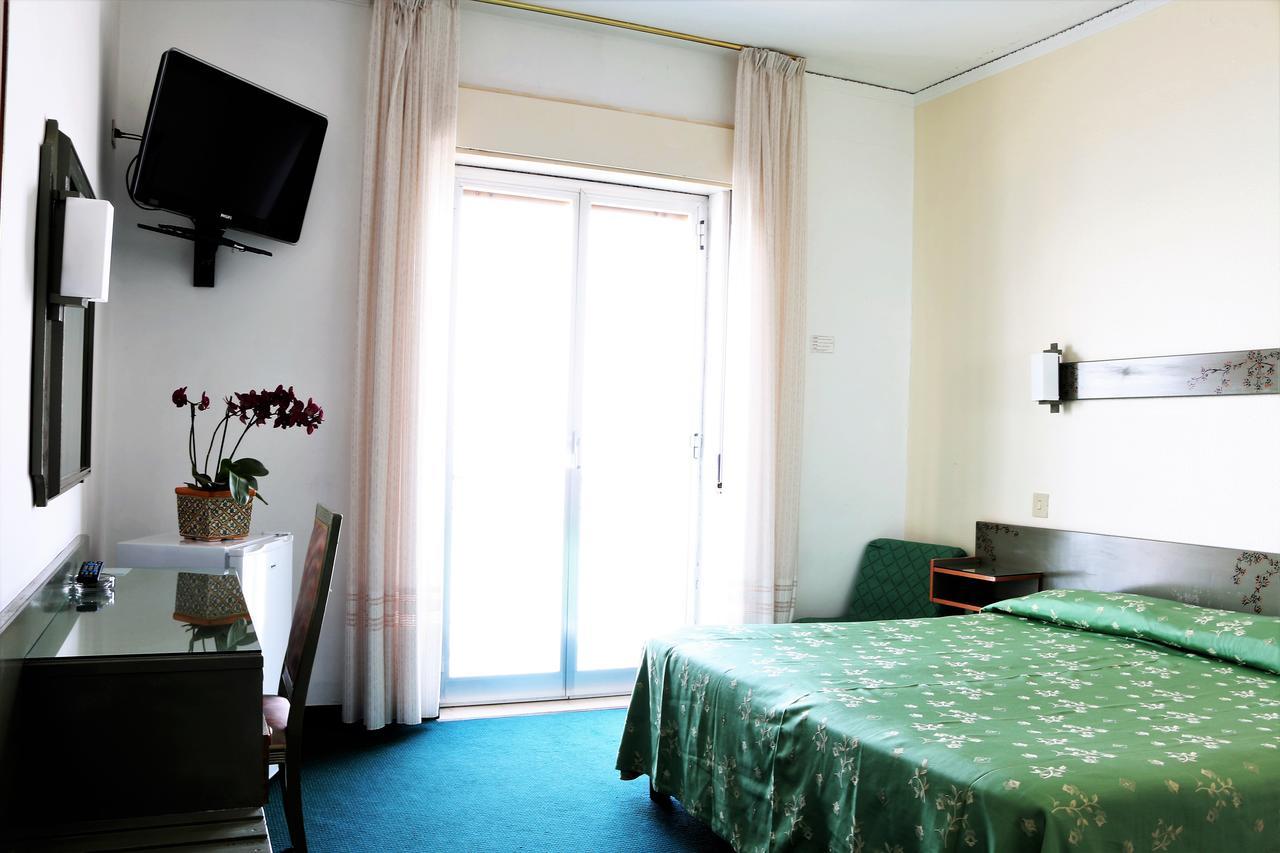 Hotel Kennedy SantʼAlessio Siculo 객실 사진